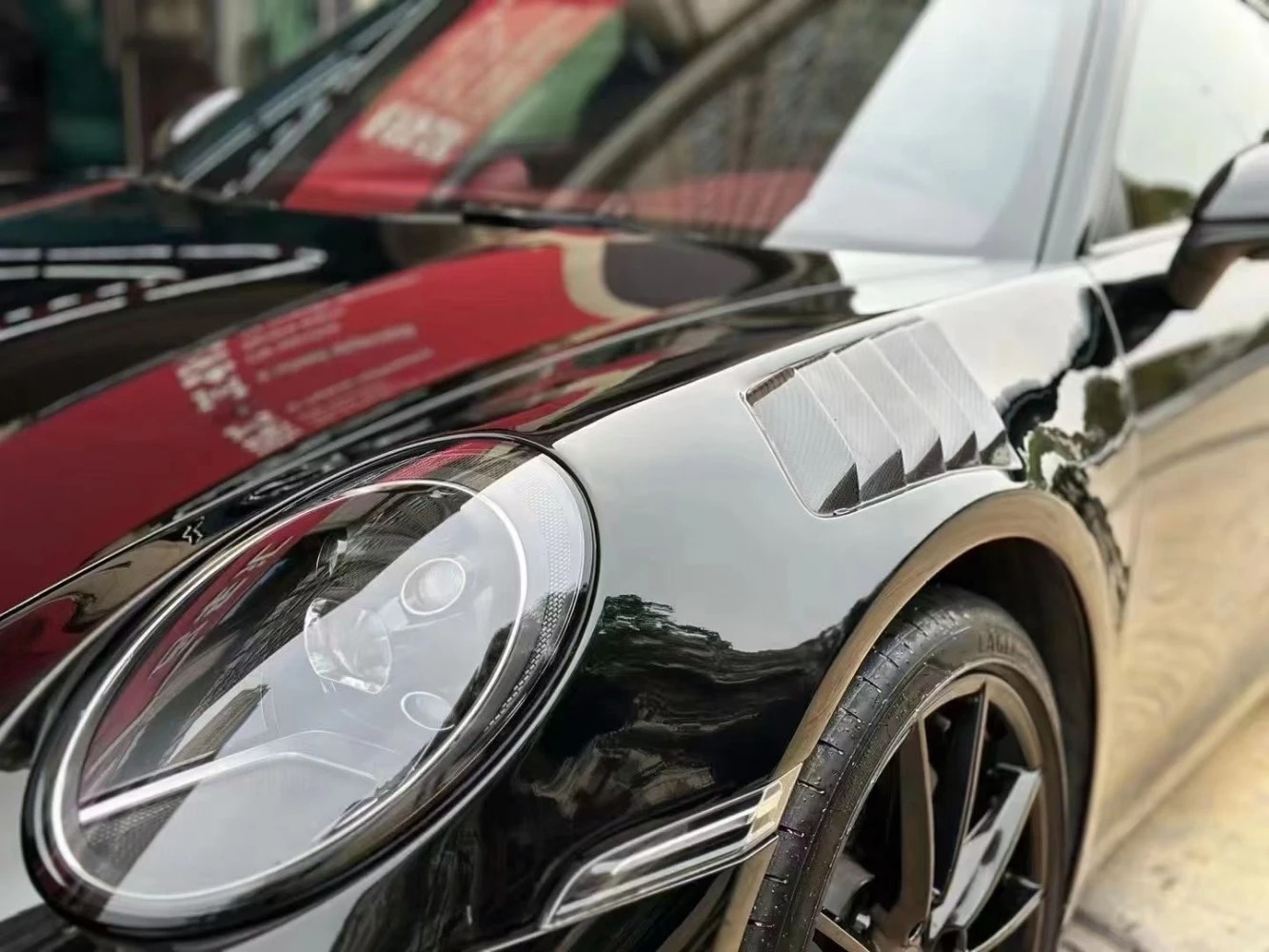 For the  911 (992) GT3RS Fender, the Carbon Fiber Forged Pattern Vent Adopts a Fender Style